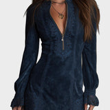 Jasmine – Mini Kleid in blauer Wildlederoptik mit Spitze